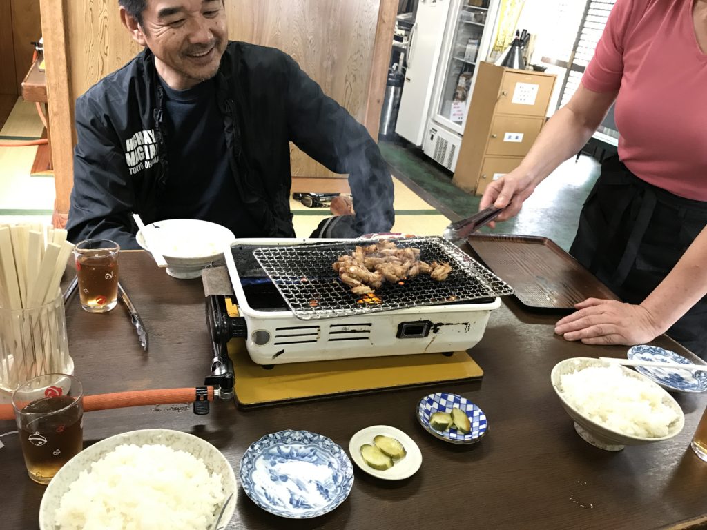 おかみが肉を焼いてくれている。
