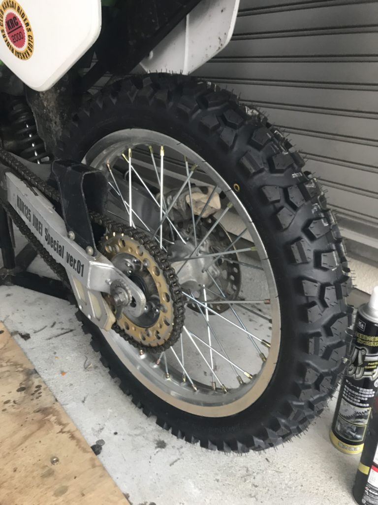 新品タイヤに交換されスポークも新しくなったKDX125のリアホイール周り