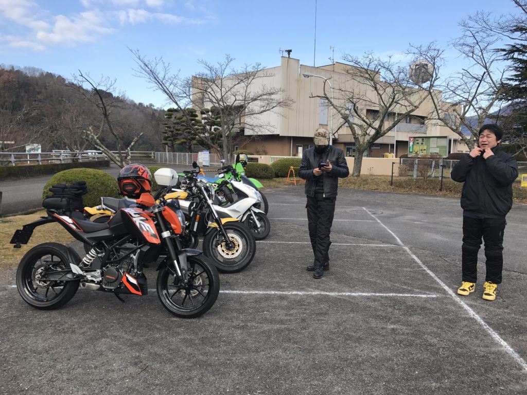 冬のツーリングで高山ダムの駐車場に停めたKTM 200DUKEとバイク仲間