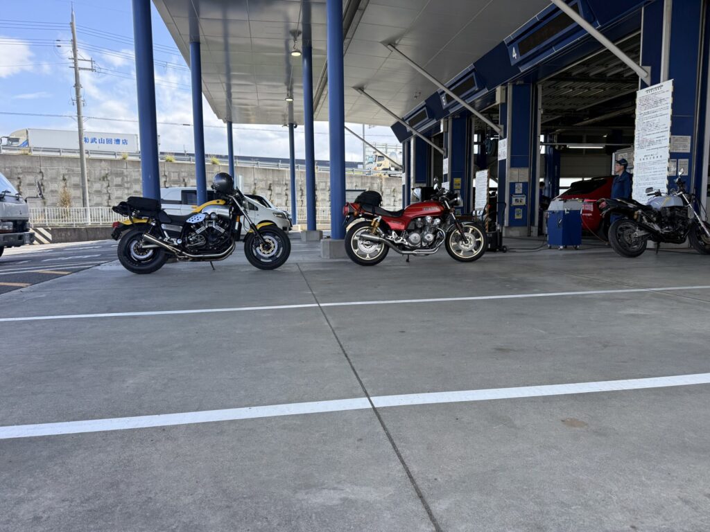 車検レーンで順番待ち。3番目。