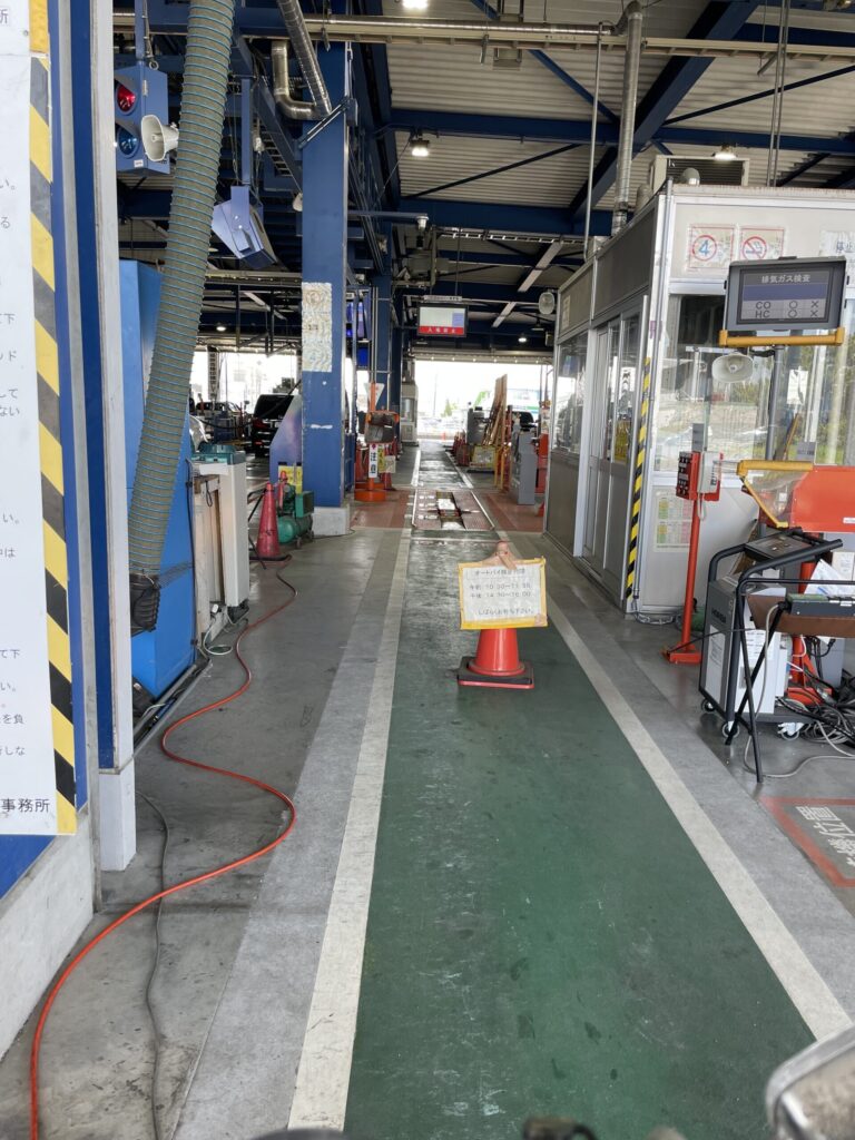 奈良運輸支局の車検レーン内部の様子。各種検査機器が並んでいる。
