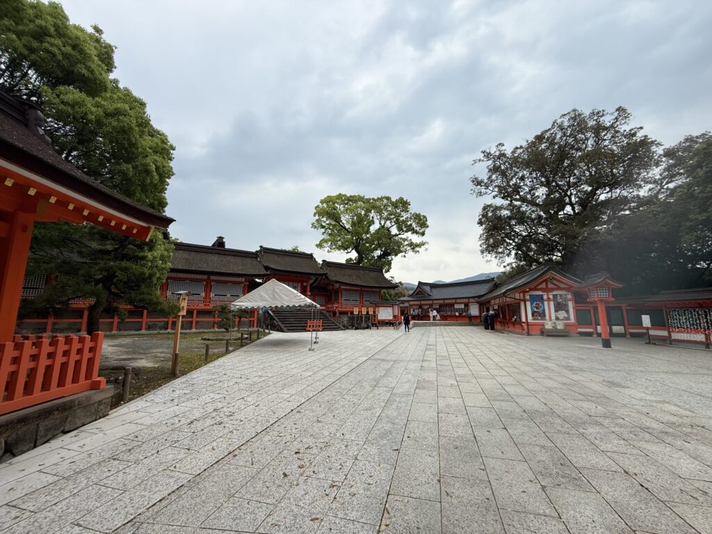 宇佐神宮の広い境内と国宝の社殿