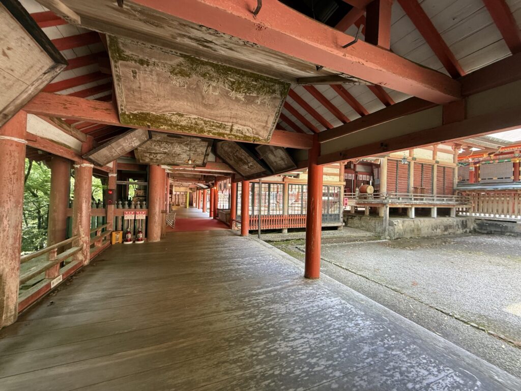 柞原八幡宮の回廊と社殿