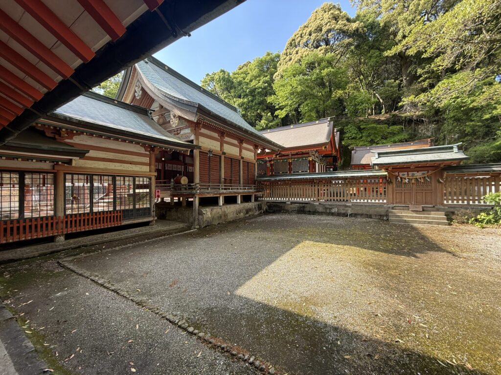 柞原八幡宮の社殿と境内