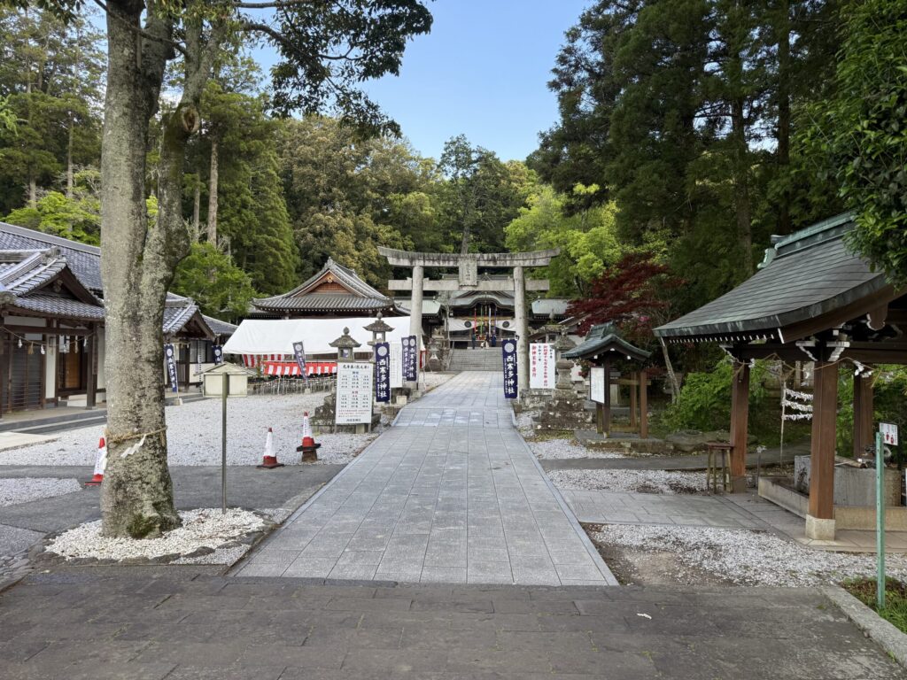 柞原八幡宮の境内から見た参道と鳥居
