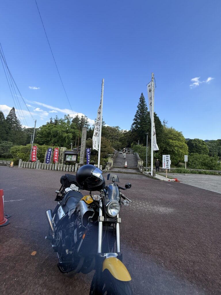 西寒多神社の参道入口に停車したVMAX1200