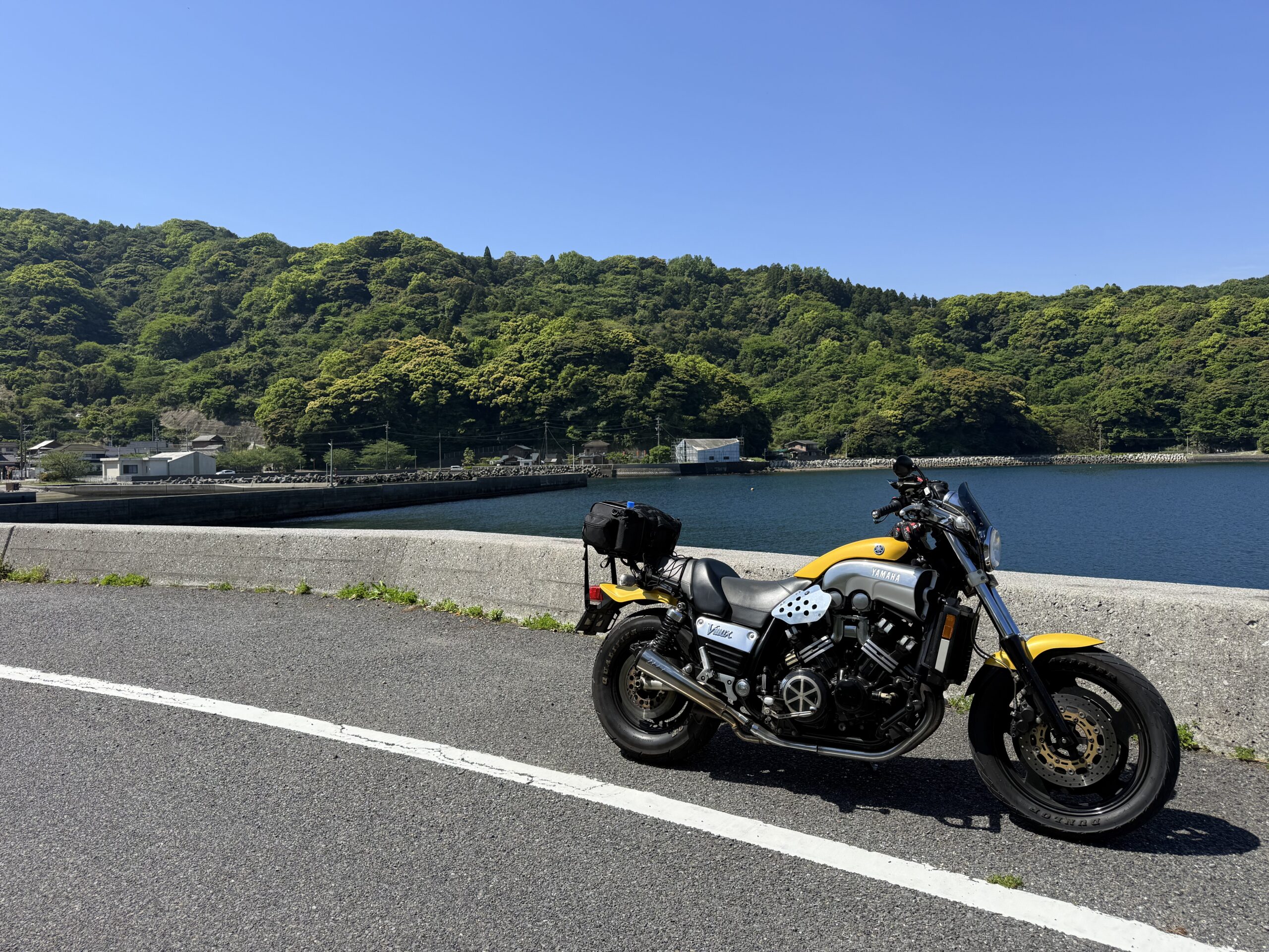 大分から宮崎への東九州ツーリング中に青空と緑豊かな山をバックに撮影したヤマハVMAX1200