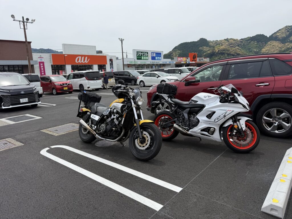 鳴門うどん佐伯店の駐車場に並んで停車する黒いVMAX1200と白いバイク