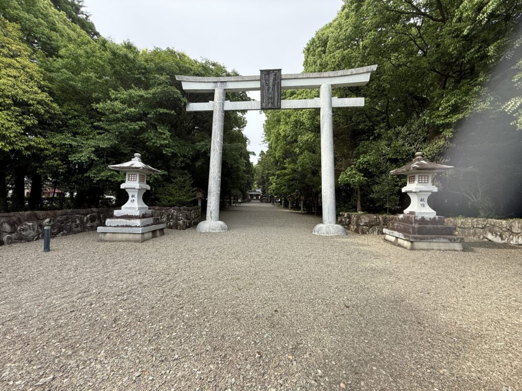 宮崎県の一の一の宮である都農神社の緑に囲まれた立派な白い鳥居