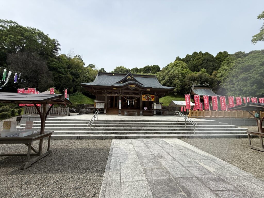 崎県の一の宮である都農神社の木々に囲まれた厳かな社殿と境内の様子
