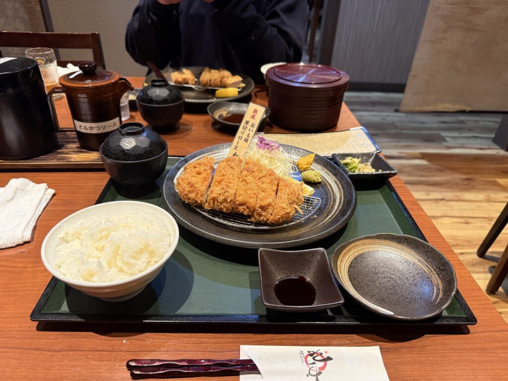 かつ弘佐伯本店のとんかつ定食とすり鉢の胡麻やご飯のセット