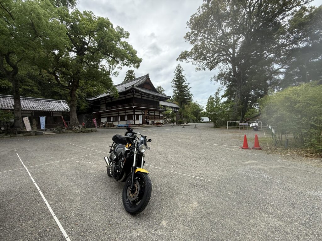 伊太祁曽神社の拝殿前に停めたVMAX1200