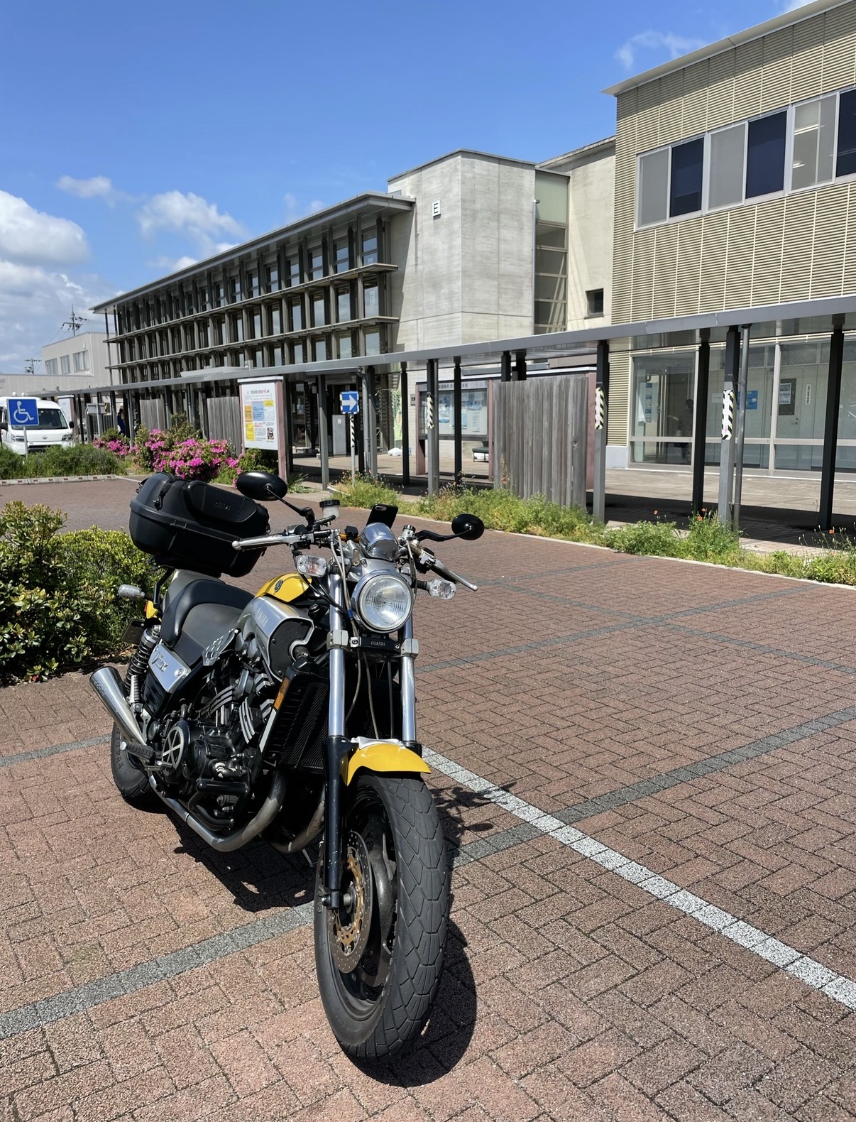 近畿運輸局 奈良運輸支局の駐車場に停めたvmax1200