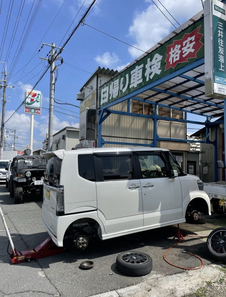 日帰り車検の看板がある光軸調整のテスター屋さんの外観